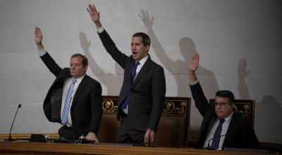 El líder opositor Juan Guaidó (c) encabeza una sesión del Parlamento de Venezuela el martes 7 de enero en Caracas (Venezuela). 