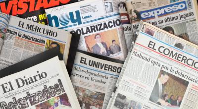 Composición con las portadas de los principales diarios del país, el 10 de enero de 2000, al día siguiente del anuncio de dolarización de la economía.
