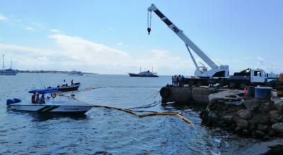 Una gabarra se accidentó en las Islas Galápagos en diciembre de 2019. 