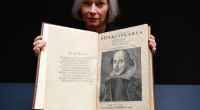 Un personal de Christie's con el Primer Folio de William Shakespeare que data de 1623 en la casa de subastas Christie's en Londres, Gran Bretaña, el lunes 13 de enero de 2020.