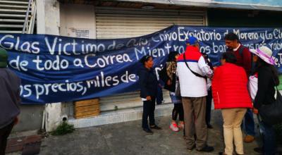 Manifestantes en favor de Jorge Glas en las afueras de la Secretaría de Derechos Humanos. 