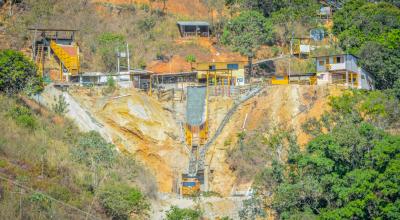 Uno de los campamentos mineros de concesiones regulares que son abordados por mineros ilegales en Portovelo.