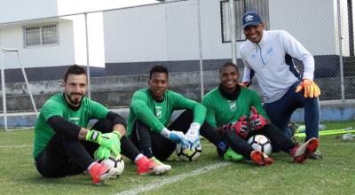 Los arqueros del primer equipo de Universidad Católica entrenan junto a Manuel Sanhouse, 