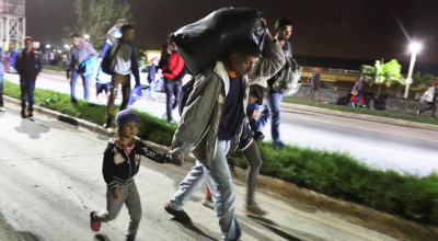 La caravana partió el miércoles desde Honduras. Viajan niños con el grupo.