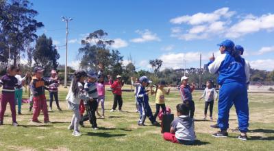 Niños de una casa hogar juegan en el parque Itchimbía de Quito, el 8 de agosto de 2019.