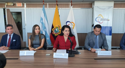 La presidenta del Consejo de la Judicatura, María del Carmen Maldonado (centro), ofreció una rueda de prensa en Guayaquil junto con los otros vocales del organismo.