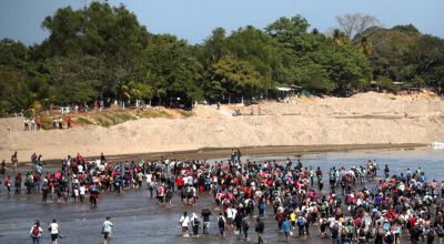 Foto referencial. Momentos en que migrantes se lanzaron al río Suchiate para llegar a México.