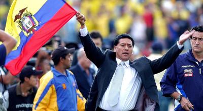 Sixto Vizuete sostiene una bandera de Ecuador después de dirigir un partido con la Selección, en Quito.