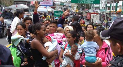 Fotografía del 26 de agosto de 2019. Numerosas familias venezolanas están a la espera de poder cruzar la frontera y entrar a Ecuador desde el Paso de Rumichaca, frontera con Colombia.