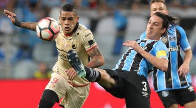 Jonathan Álvez, de Barcelona, disputa un balón en la semifinal de la Copa Libertadores ante Gremio, en Brasil, el 1 de noviembre de 2017.