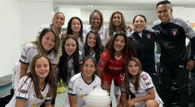 Las jugadoras 'albas' recibieron un reconocimiento del equipo en la Noche Blanca 2020.