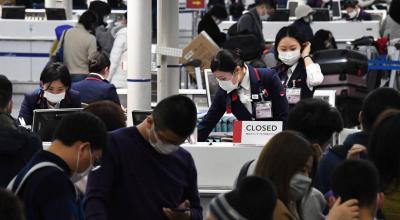 Trabajadores del aeropuerto internacional Chubu Centrair en Japón utilizan mascarillas para prevenir el contagio.