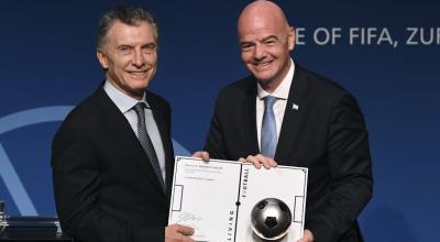 Mauricio Macri, durante su designación como presidente de Fundación FIFA, junto a Gianni Infantino.