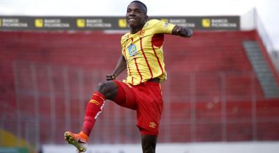 Jhonny Quiñónez festeja un gol con Aucas, en el estadio Gonzalo Pozo Ripalda, en 2020. 