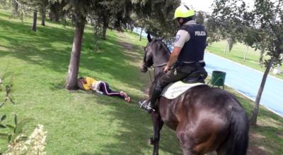 Un policía a caballo realiza un patrullaje en el interior del parque La Carolina, en Quito el lunes 3 de febrero de 2020.
