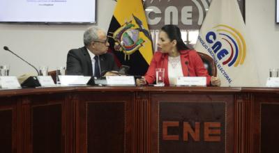 El presidente del TCE, Arturo Cabrera, y la presidenta del CNE, Diana Atamaint, durante la reunión sobre el calendario electoral, el 6 de febrero de 2020.