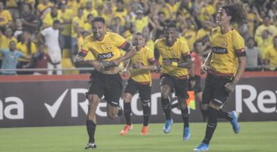 Los ecuatorianos festejan el segundo gol en el estadio Monumental de Guayaquil.