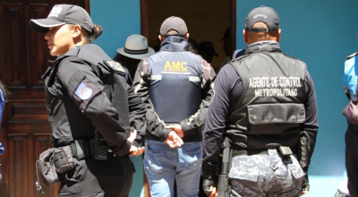 Efectivos policiales que participaron en el operativo Destello quiteño 2 en el centro histórico de la urbe.