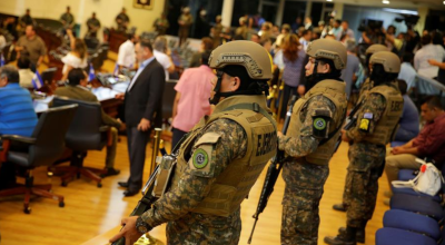 Militares salvadoreños, equipados con rifles de asalto, irrumpieron en parlamento de ese país centroamericano.