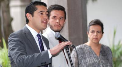 El ministro de Finanzas, Richard Martínez, y la ministra de Gobierno, María Paula Romo, durante una declaración de prensa en febrero de 2020.