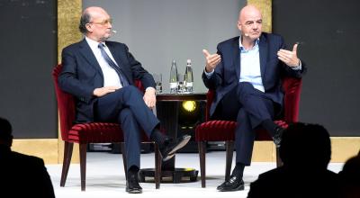 Gianni Infantino (derecha), presidente de la FIFA, en una conferencia en Budapest. 