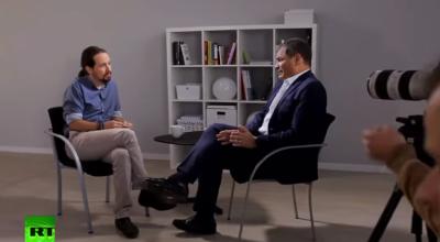 El líder de Podemos, Pablo Iglesias, en entrevista con el expresidente Rafael Correa, en su programa en RT, en marzo de 2018.