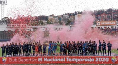 Los jugadores de El Nacional se presentaron ante su afición en el estadio Olímpico Atahualpa. 