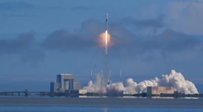 El cohete Falcon 9, de SpaceX, llevó 60 cohetes starlink al espacio para crear una red de provisión de Internet planetaria.