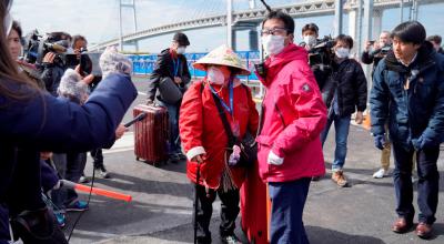 Los pasajeros del crucero Diamond Princess salen de la terminal de cruceros del muelle Daikoku en Japón, el 19 de febrero de 2020.