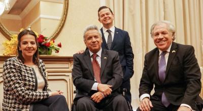 Los ministros María Paula Romo y Juan Sebastián Roldán, junto al presidente Lenín Moreno y el secretario general de la OEA, Luis Almagro.