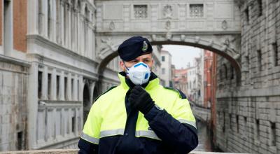 Un oficial de policía usa una máscara facial protectora durante el Carnaval en Venecia, Italia, el 23 de febrero de 2020.