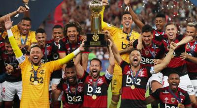 Los futbolistas de Flamengo festejan por primera vez el título de la Recopa Sudamericana.