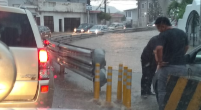 La tormenta inundó el acceso a la ciudadela Las Cumbres, en el norte de Guayaquil.