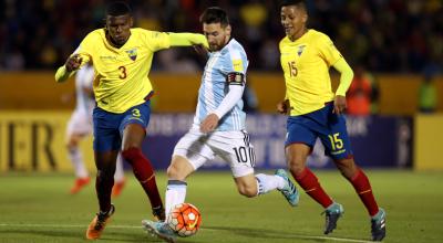 Lionel Messi maneja el balón en un partido frente a Ecuador, el 10 de octubre de 2017, en Quito.