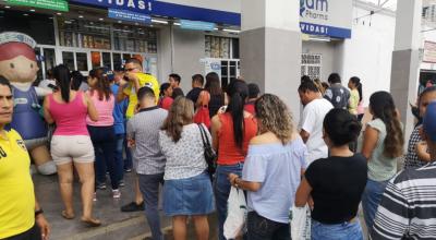 Tras el anuncio del primer caso de coronavirus en Ecuador este 29 de febrero de 2020, ciudadanos de Guayaquil se acercaron a las farmacias para comprar mascarillas.