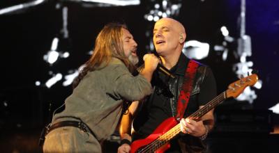 Adrián Dargelos y Zeta Bosio durante su presentación de Soda Stereo, este 29 de febrero, en el estadio el Campín de Bogotá. en Colombia.