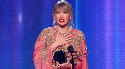 Taylor Swift acepta el premio como Artista del Año. 24 de noviembre de 2019. 