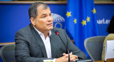 El expresidente Rafael Correa durante una reunión con miembros del Grupo Confederal de la Izquierda Unitaria Europea, el 16 de octubre de 2019.