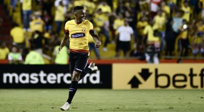 Fidel Martínez celebra uno de los goles con Barcelona, en el estadio Monumental, en la Copa Libertadores 2020.