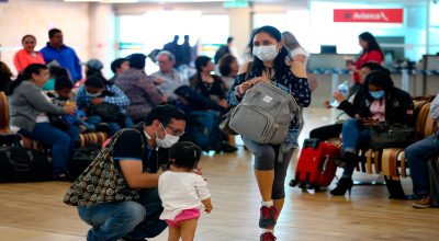 Ciudadanos, portando mascarillas, esperan en el aeropuerto de Quito. En la terminal se realizan controles a los pasajeros luego de la aparición del coronavirus en Ecuador. 