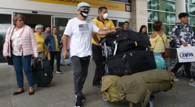 Ciudadanos usan mascarillas el 1 de marzo de 2020 en la salida del aeropuerto de Guayaquil, José Joaquín de Olmedo.