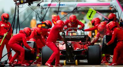 El equipo de mecánicos de la escudería Ferrari asisten al piloto Charles Leclerc en los pits.