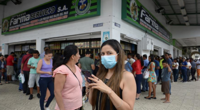 Debido a los casos de coronavirus en Ecuador, las personas se han volcado a comprar mascarillas como medida de protección.