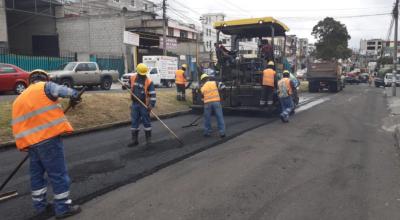 Trabajadores realizan trabajos de pavimentación en Quito.