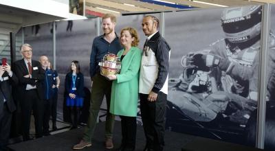 El Príncipe Enrique y Lewis Hamilton, durante la inauguración del museo en Silverstone.