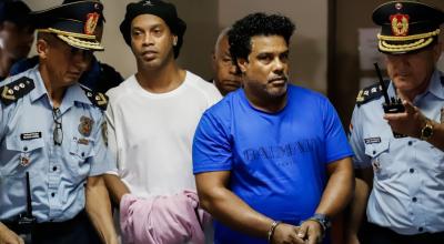 Ronaldinho y su hermano, a su llegada al Palacio de Justicia de Paraguay.