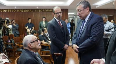 Simón Espinosa y Pablo Dávila, del Comité por la Institucionalización, junto al consejero José Cabrera, antes de la sesión del CNE, el 10 de marzo de 2020.