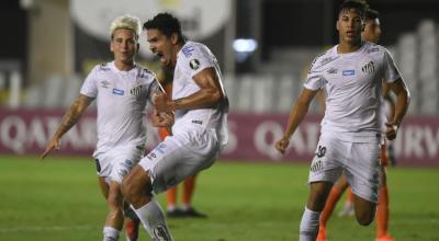 El defensa Lucas Verissimo festeja el gol para su equipo en Copa Libertadores.