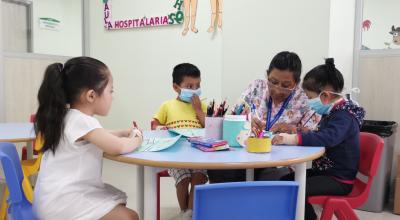 Niños reciben clases en el aula hospitalaria del Hospital Quito Sur del IESS, el martes 10 de marzo de 2020.