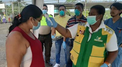 Al ingreso del Centro de Rehabilitación Social de Sucumbíos se toma la temperatura a los visitantes, para evitar el ingreso de personas con síntomas asociados al coronavirus.